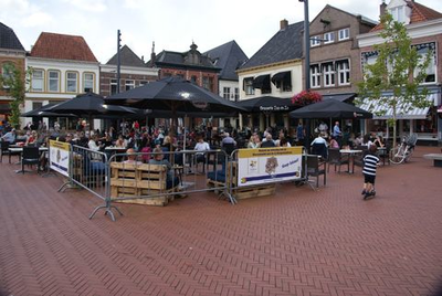 123 Terras op de Markt in Steenwijk, afgezet met hekken en met de tafels op ruime afstand van elkaar