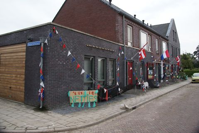 190 Versierde straten in Vollenhove tijdens de feestweek. In plaats van het jaarlijkse bloemencorso, dat door het ...