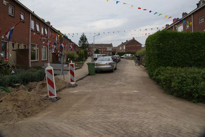 194 Versierde straten in Vollenhove tijdens de feestweek. In plaats van het jaarlijkse bloemencorso, dat door het ...