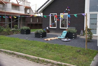 198 Versierde straten in Vollenhove tijdens de feestweek. In plaats van het jaarlijkse bloemencorso, dat door het ...