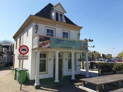 1 Restaurant 't Veerhuys aan het Steenwijkerdiep in Steenwijk is tijdelijk veranderd in een drive by restaurant