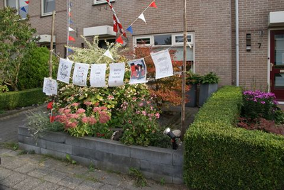 213 Versierde straten in Vollenhove tijdens de feestweek. In plaats van het jaarlijkse bloemencorso, dat door het ...