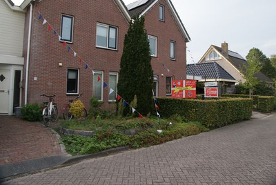 214 Versierde straten in Vollenhove tijdens de feestweek. In plaats van het jaarlijkse bloemencorso, dat door het ...