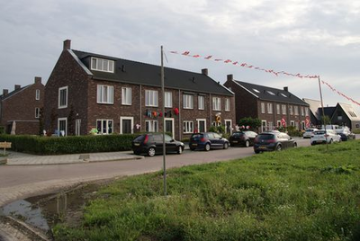 219 Versierde straten in Vollenhove tijdens de feestweek. In plaats van het jaarlijkse bloemencorso, dat door het ...