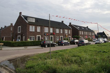 219 Versierde straten in Vollenhove tijdens de feestweek. In plaats van het jaarlijkse bloemencorso, dat door het ...