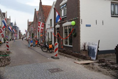223 Versierde straten in Vollenhove tijdens de feestweek. In plaats van het jaarlijkse bloemencorso, dat door het ...