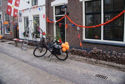 224 Versierde straten in Vollenhove tijdens de feestweek. In plaats van het jaarlijkse bloemencorso, dat door het ...
