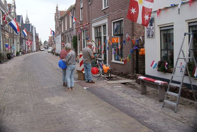 225 Versierde straten in Vollenhove tijdens de feestweek. In plaats van het jaarlijkse bloemencorso, dat door het ...
