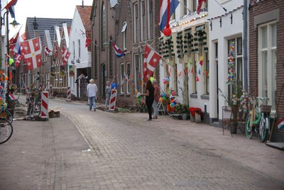 227 Versierde straten in Vollenhove tijdens de feestweek. In plaats van het jaarlijkse bloemencorso, dat door het ...