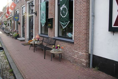 228 Versierde straten in Vollenhove tijdens de feestweek. In plaats van het jaarlijkse bloemencorso, dat door het ...
