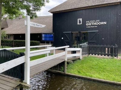 27 Digitaal bord met mededeling dat het Museum 't Olde Maat Uus in Giethoorn is gesloten als gevolg van het coronavirus
