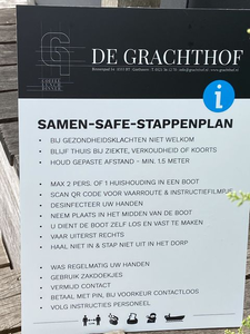 29 Bord met maatregelen tegen het coronavirus bij restaurant en botenverhuurbedrijf De Grachthof aan het Binnenpad in ...