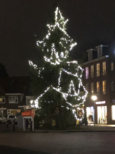 329 Kerstverlichting in coronatijd. Verlichte kerstboom aan de Steenwijkerdiep in Steenwijk