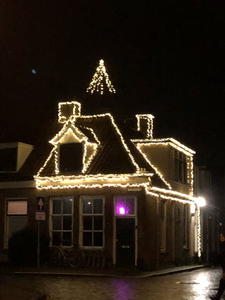 333 Kerstverlichting in coronatijd. Verlicht huis aan de Oostwijkstraat in Steenwijk