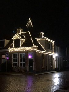 334 Kerstverlichting in coronatijd. Verlicht huis aan de Oostwijkstraat in Steenwijk