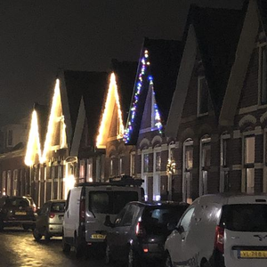 335 Kerstverlichting in coronatijd. Verlichte huizen aan de Oostwijkstraat in Steenwijk