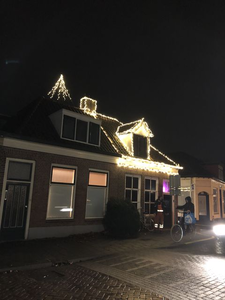 336 Kerstverlichting in coronatijd. Verlicht huis aan de Oostwijkstraat in Steenwijk