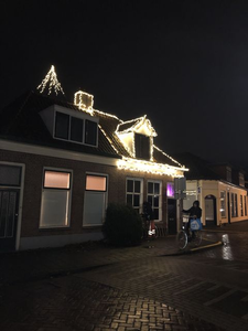 337 Kerstverlichting in coronatijd. Verlicht huis aan de Oostwijkstraat in Steenwijk