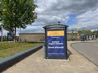 33 Poster met maatregelen tegen de verspreiding van het coronavirus op een bushokje op het station van Steenwijk
