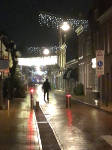 342 Kerstverlichting in de Gasthuisstraat te Steenwijk in coronatijd