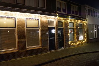 346 Kerstverlichting in coronatijd. Wilhelminastraat 9 en 11 in Steenwijk