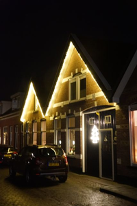 349 Kerstverlichting in coronatijd. Oostwijkstraat 69 en 71 in Steenwijk