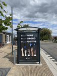 34 Poster met motiverende tekst op een bushokje op het station van Steenwijk