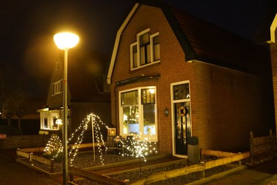 350 Kerstverlichting in coronatijd. Oostwijkstraat 57 in Steenwijk