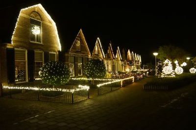 351 Kerstverlichting in coronatijd. Oostwijkstraat in Steenwijk
