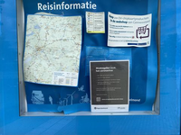 35 Poster met maatregelen tegen de verspreiding van het coronavirus op een reisinformatiebord op het station van Steenwijk