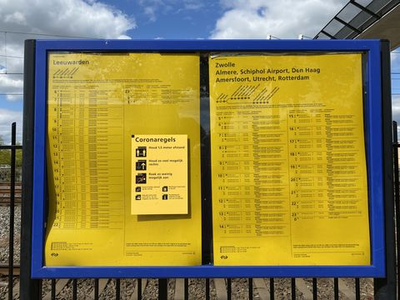 36 Poster met maatregelen tegen de verspreiding van het coronavirus op een reisinformatiebord op het station van Steenwijk