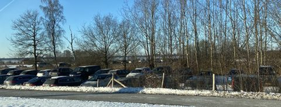 375 Drukte op de parkeerplaats aan de Belterweg in Belt-Schutsloot. Vanwege de schaatsdrukte zijn in de gemeente veel ...