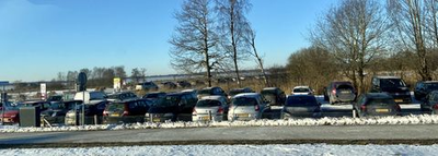 376 Drukte op de parkeerplaats aan de Belterweg in Belt-Schutsloot. Vanwege de schaatsdrukte zijn in de gemeente veel ...