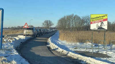 380 Parkeerdrukte aan de Belterweg in Belt-Schutsloot. Vanwege de schaatsdrukte zijn in de gemeente veel toegangswegen ...