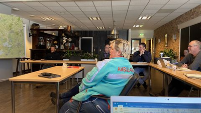 382 Multidisciplinair team overlegt in de brandweerkazerne in Steenwijk over schaatsdrukte in coronatijd