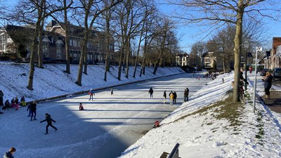 407 Schaatsen in coronatijd op de Looijersgracht in Steenwijk