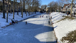 408 Schaatsen in coronatijd op de Looijersgracht in Steenwijk