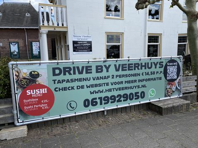 41 Restaurant 't Veerhuys aan het Steenwijkerdiep in Steenwijk is tijdelijk veranderd in een drive by restaurant