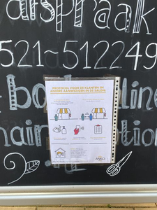 42 Poster met protocol voor klanten en andere aanwezigen in kapperszaak Hair@Motion aan de Woldpromenade in Steenwijk