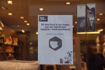 467 Poster bij winkel Pets Place in Steenwijk met het verzoek een mondkapje te dragen.