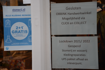 475 Posters op het raam van Obbink Handwerkwinkel met mededelingen omtrent het coronavirus