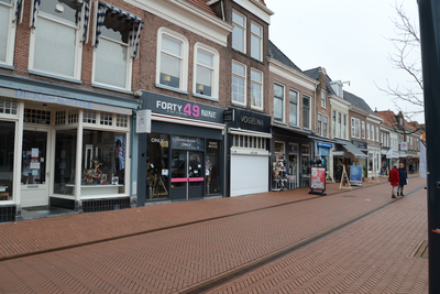 476 Lege winkelstraat en gesloten winkels aan de Markt in Steenwijk door het coronavirus