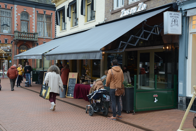478 Brasserie Zus en Zo op de Markt in Steenwijk eenmalig open als stil protest tegen de coronamaatregelen. Mensen ...