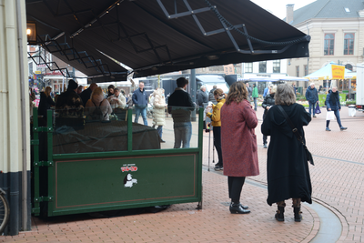 480 Brasserie Zus en Zo op de Markt in Steenwijk eenmalig open als stil protest tegen de coronamaatregelen. Mensen ...