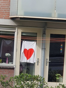 4 Een trui met een rood hart aan de waslijn bij een huis aan de Vendelweg in Steenwijk om te laten zien dat de inzet ...