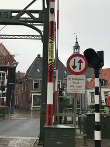 66 Sticker op de slagboom van de brug bij de sluis in Blokzijl om mensen erop te attenderen anderhalve meter afstand te ...