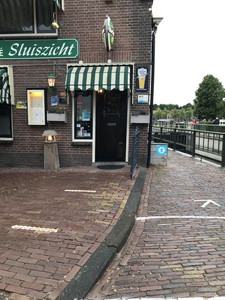 68 Café-Restaurant Sluiszicht in Blokzijl, waarbij met tape is aangegeven de looproute en de wachtplaatsen op ...
