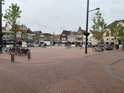 79 De Markt in Steenwijk met daarop zichtbaar de hekken met spandoeken om de verschillende terrassen heen