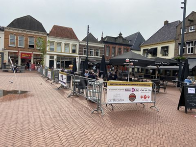 82 De uitgang van het terras aan de noordzijde van de Markt in Steenwijk, afgezet met hekken en met de tafels op ruime ...
