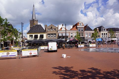 94 Terras op de Markt in Steenwijk, afgezet met hekken en met de tafels op ruime afstand van elkaar